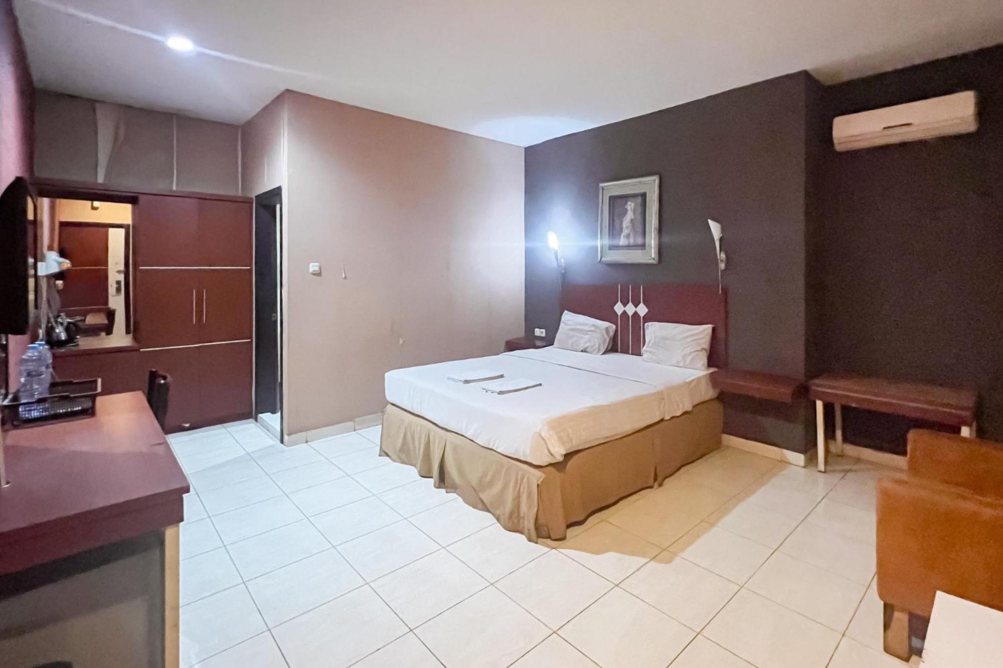 Urbanview Trisula Hotel Makassar Exterior foto