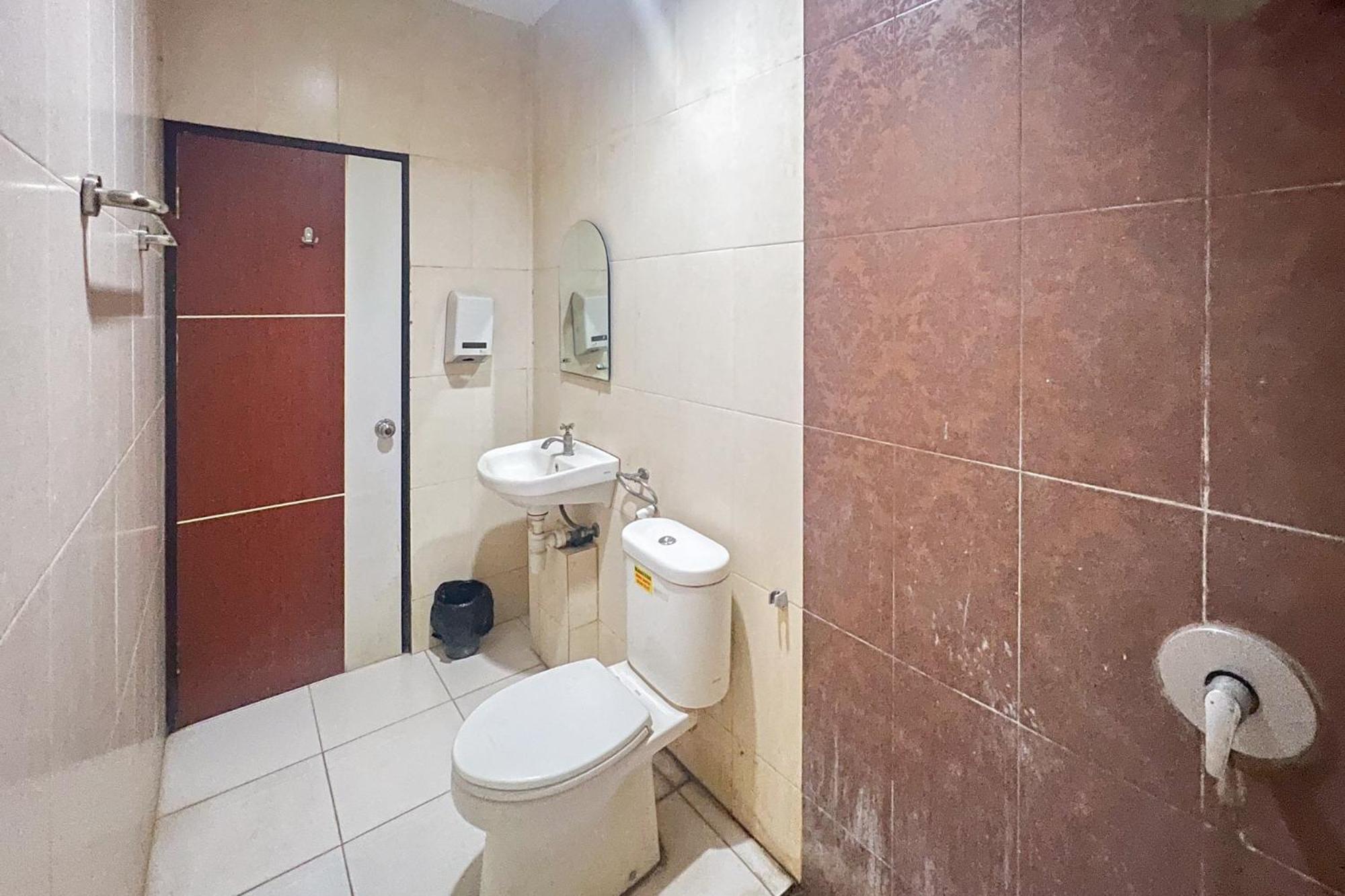 Urbanview Trisula Hotel Makassar Exterior foto