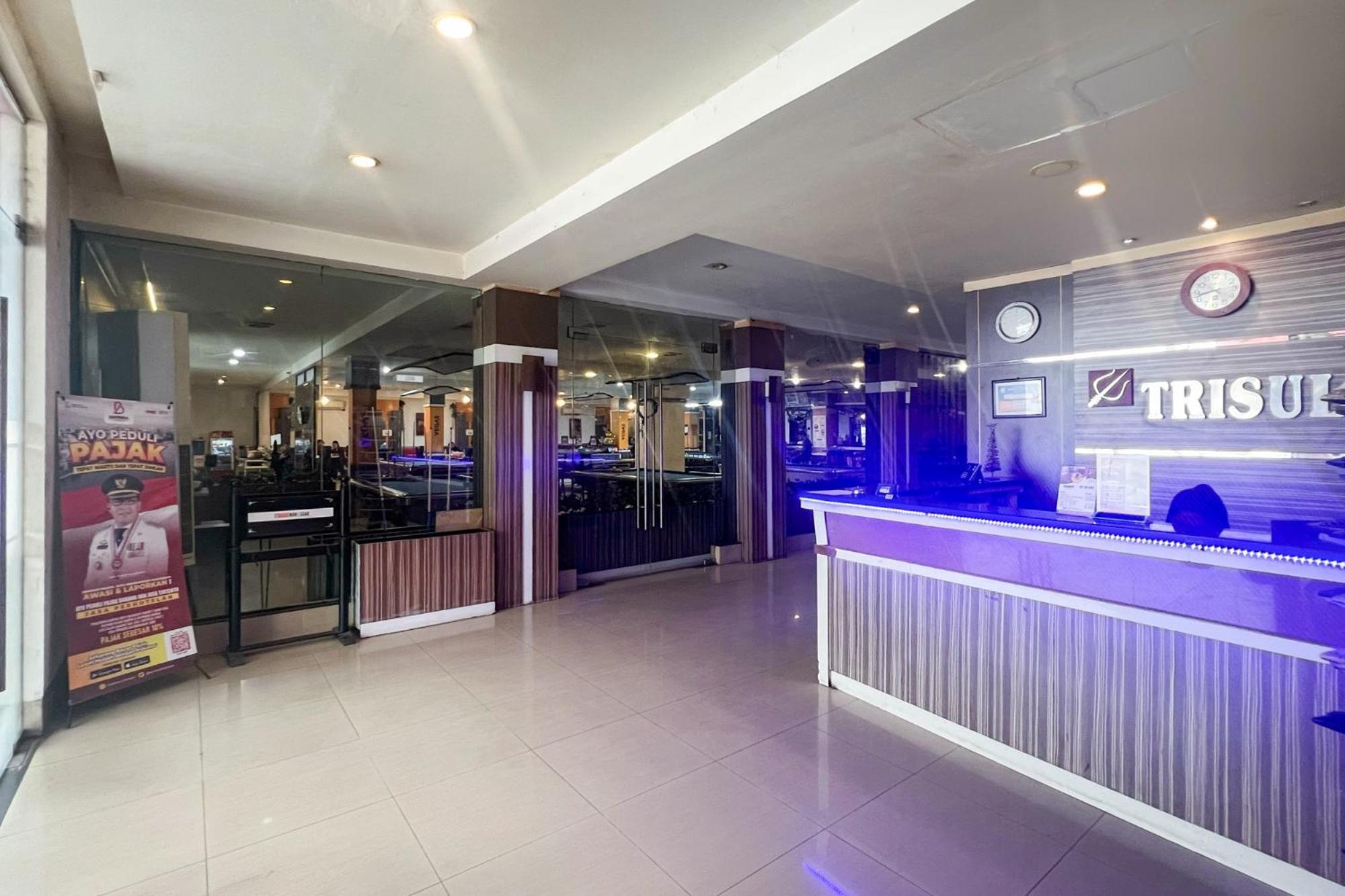 Urbanview Trisula Hotel Makassar Exterior foto