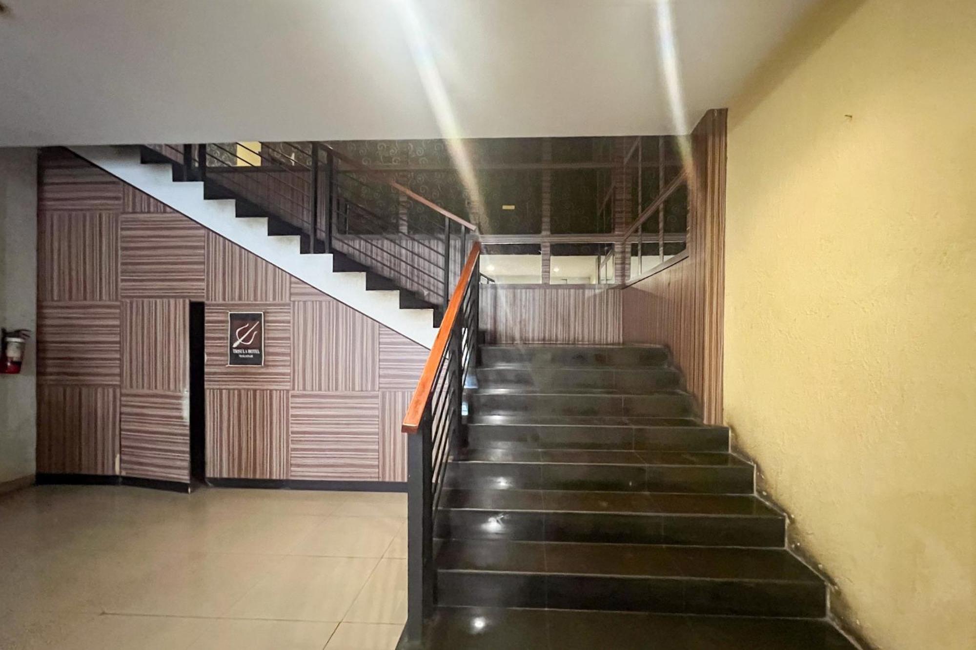 Urbanview Trisula Hotel Makassar Exterior foto