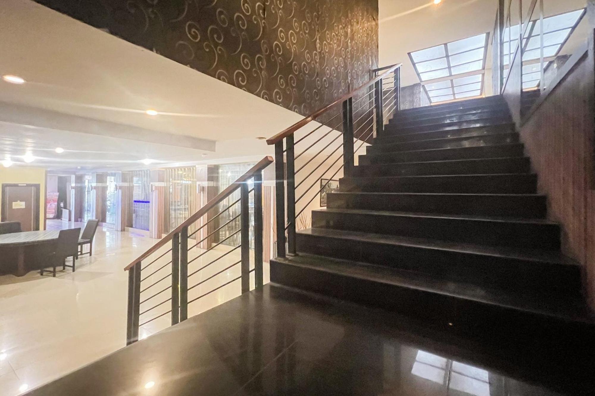 Urbanview Trisula Hotel Makassar Exterior foto