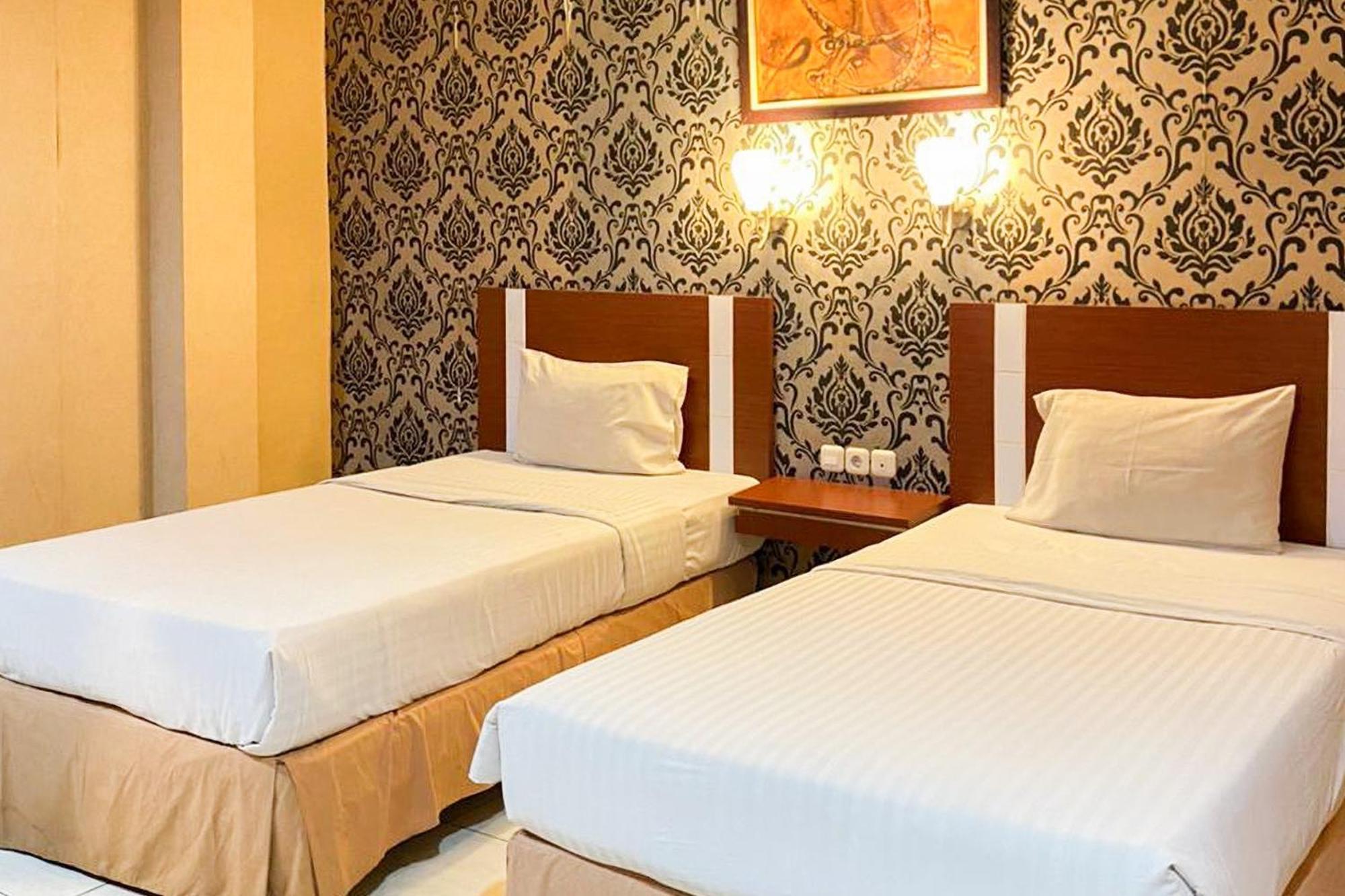 Urbanview Trisula Hotel Makassar Exterior foto