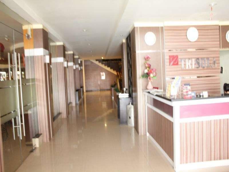 Urbanview Trisula Hotel Makassar Exterior foto