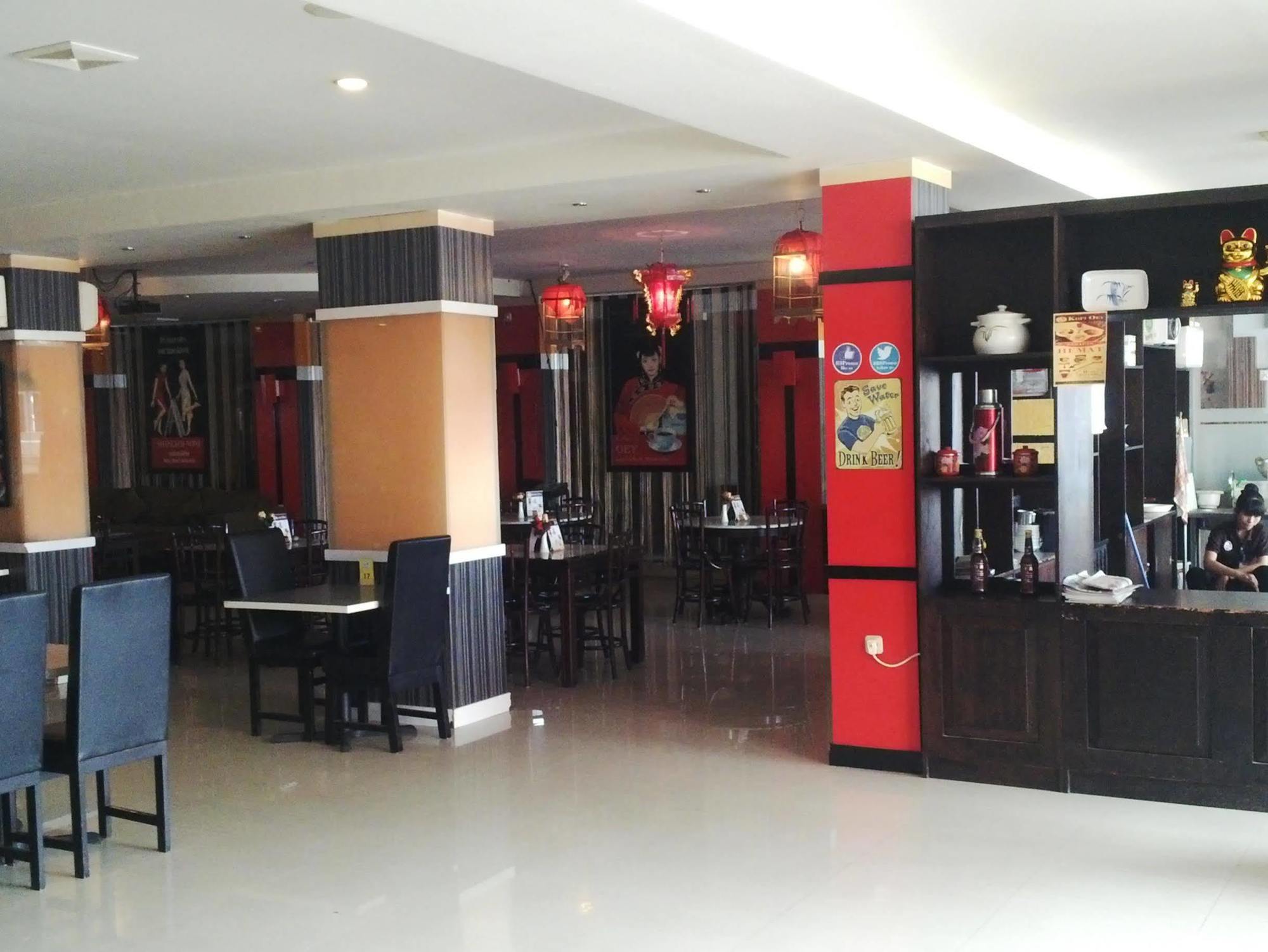 Urbanview Trisula Hotel Makassar Exterior foto