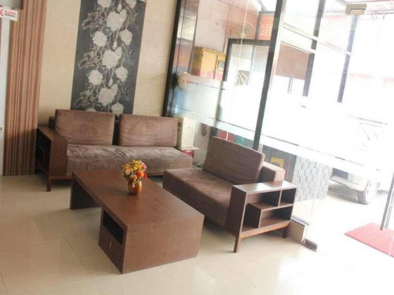Urbanview Trisula Hotel Makassar Exterior foto
